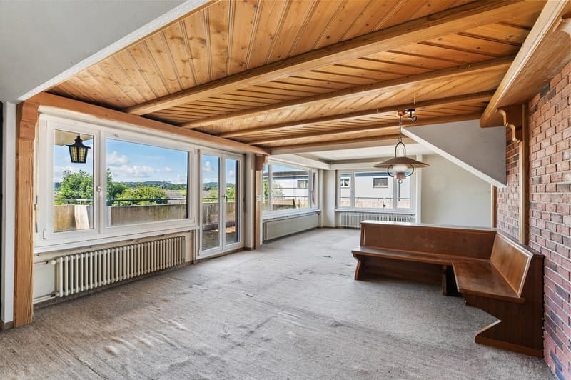 Weitläufiger Wohnbereich (Innenräume renovationsbedürftig)