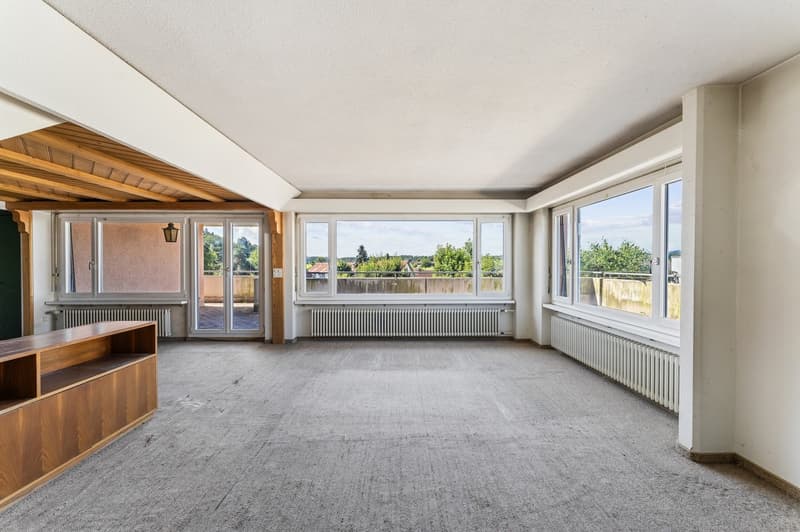 Ausschnitt Wohnbereich mit Fensterfront