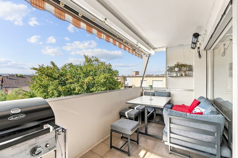 Sonniger Balkon mit Wetterschutz