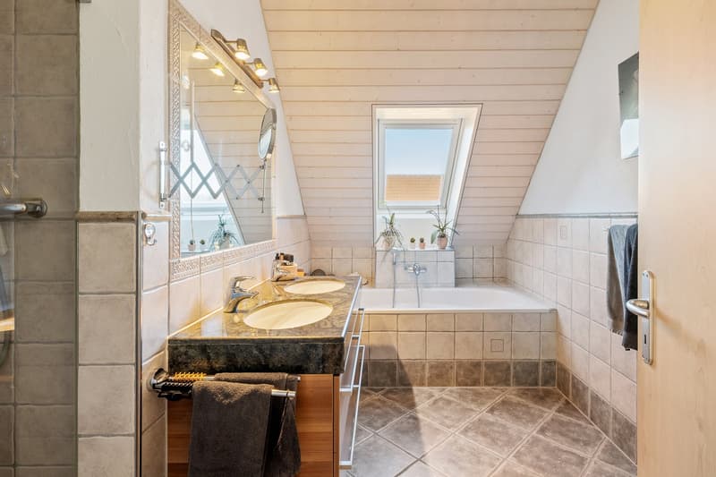 Geräumiges und helles Bad im DG 2 mit Badewanne und Dusche