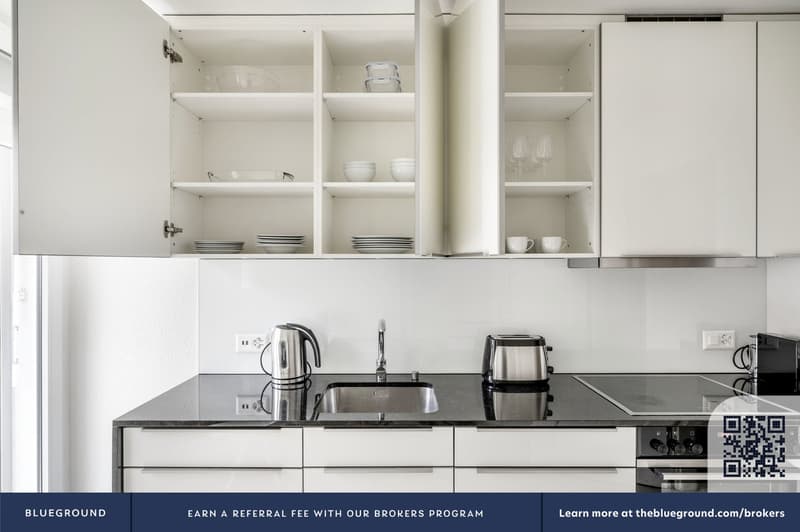 Airy Wiedikon 2.5 rooms with W/T. Close to market, by Blueground (8)