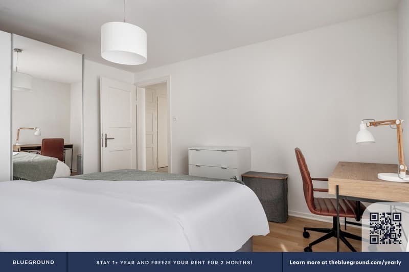 Airy Wiedikon 2.5 rooms with W/T. Close to market, by Blueground (11)