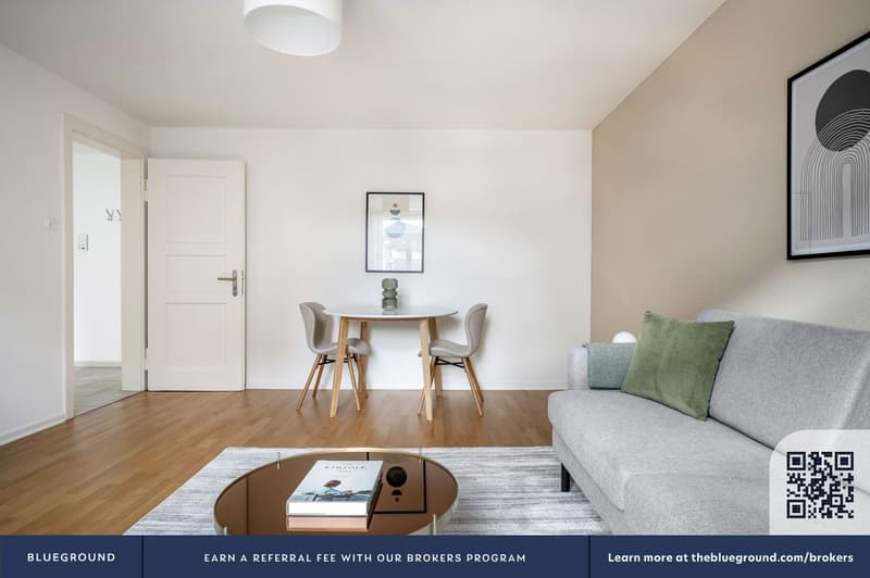 Airy Wiedikon 2.5 rooms with W/T. Close to market, by Blueground (3)