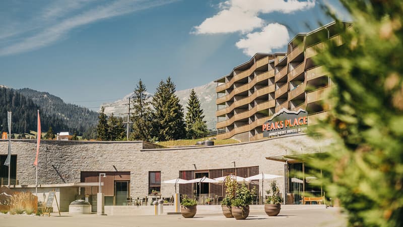 Ankommen in Laax: stilvolle Ferienanlage mit Resort-Charakter und Blick in die Bündner Bergwelt.