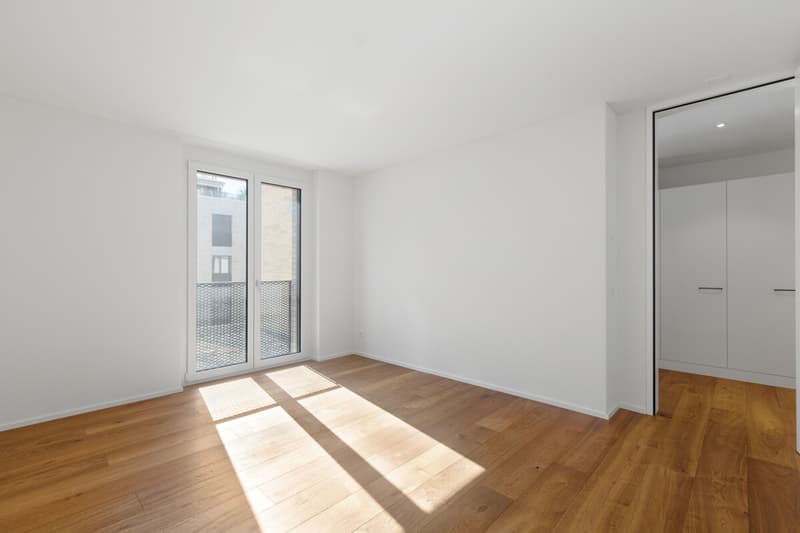 Helles Zimmer mit bodentiefen Fenstern, das sofort eine behagliche Atmosphäre schafft.