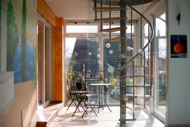 Im Poolhaus gibt es eine Wendeltreppe ins OG und ins Dachzimmerchen