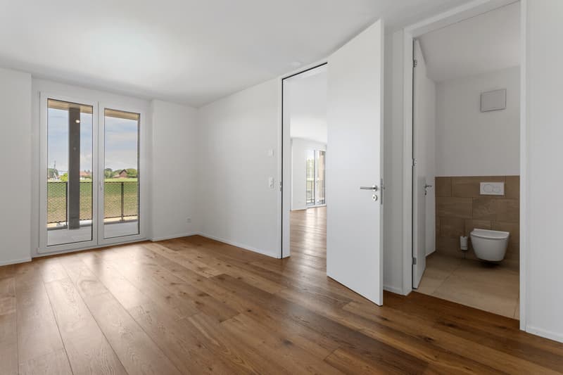Perfekt geschnitten: Master-Suite mit eigenem Bad und Zugang zum Balkon.