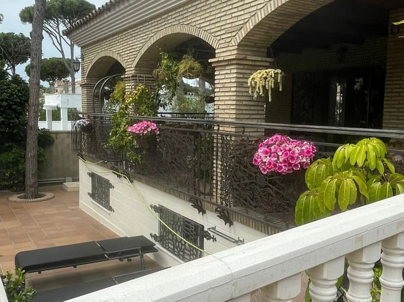 Exclusive and high-quality renovated villa in a sought-after location in southern Spain (2)