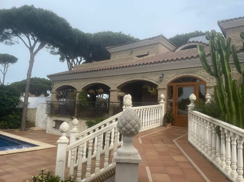 Exclusive and high-quality renovated villa in a sought-after location in southern Spain (3)