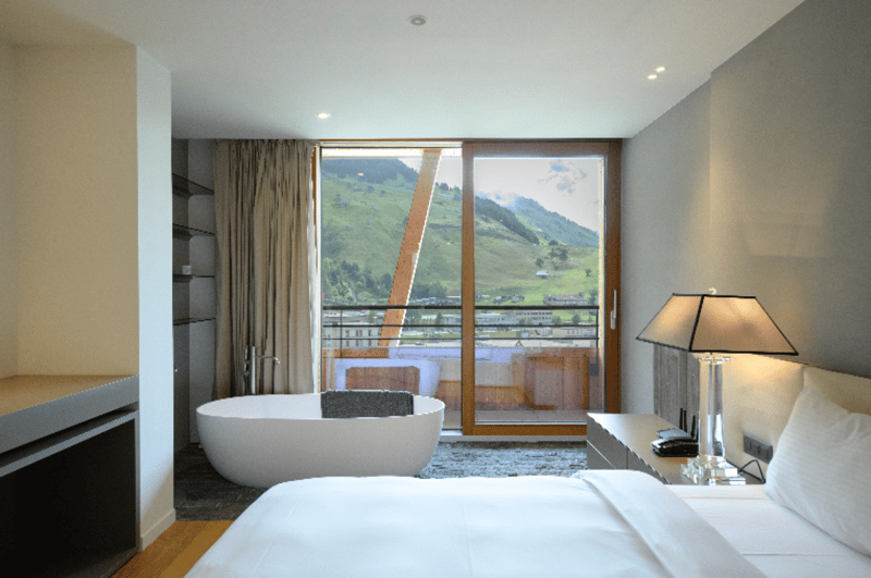 Schlafzimmer mit Badewanne
