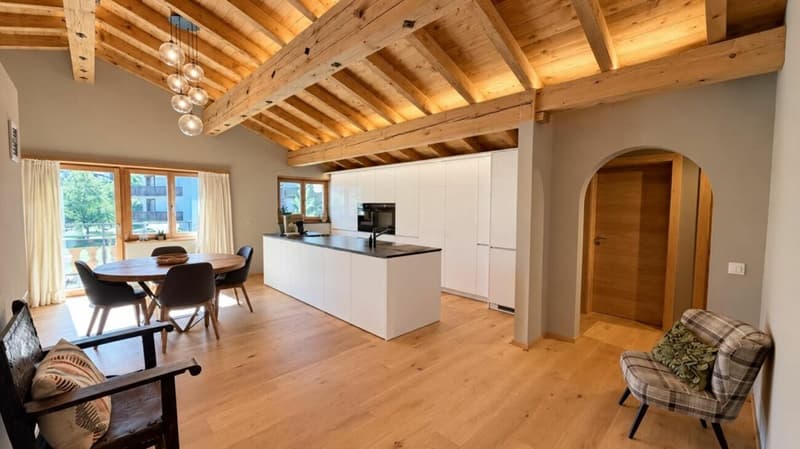 Exklusive 5.5 Zimmer Dachgeschosswohnung im Zentrum von Klosters (2)