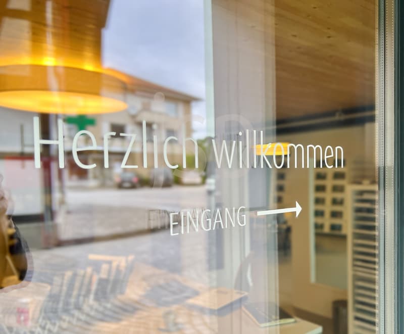 Nel centro del villaggio; locali per il commercio, l'ufficio, la vendita (1)
