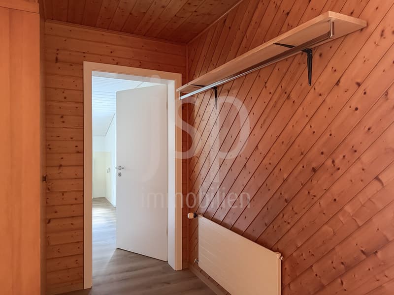 Eingang mit Schrank und Garderobe