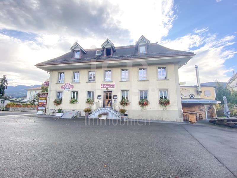 Mitten im Dorfzentrum von Plaffeien das Restaurant zum goldenen Kreuz (1)
