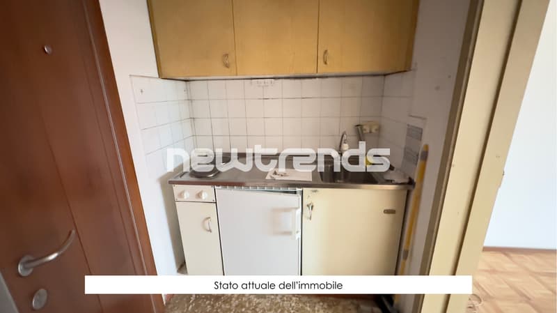 Mendrisio: Mietshaus mit Lager, 13 Garagen und 5 Außenparkplätzen (12)