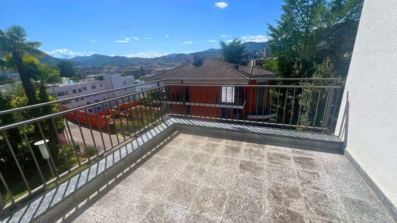 AMPIO 2.5 CON TERRAZZINO E PARZIALE VISTA LAGO CON POSTO AUTO (9)
