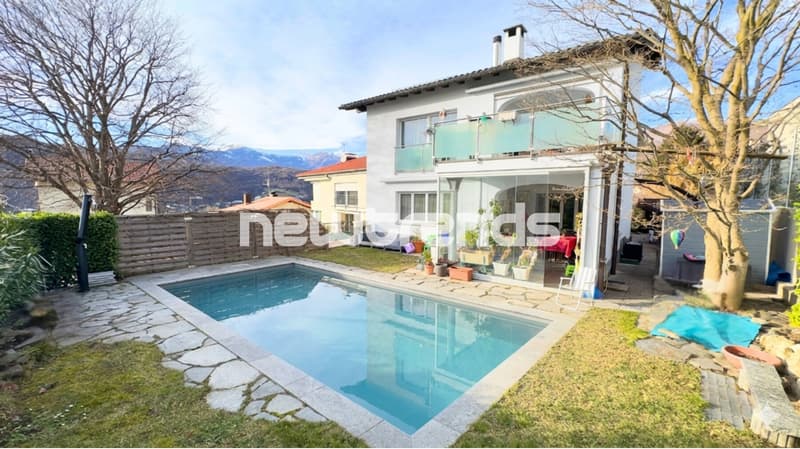 Esterno con piscina