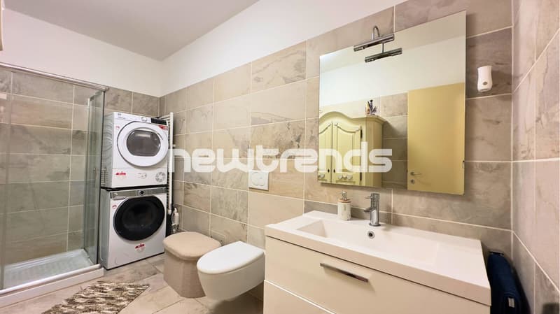 Bagno con colonna lavasciuga