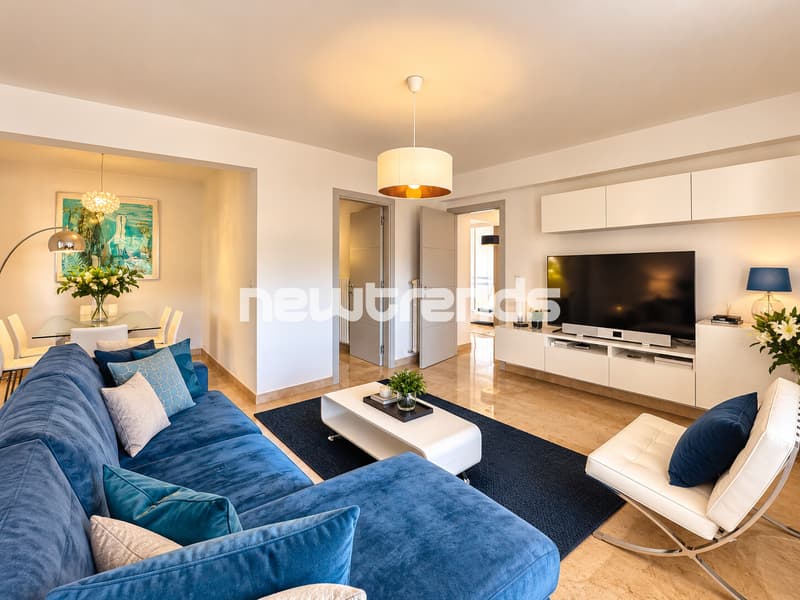 Soggiorno moderno blu e beige