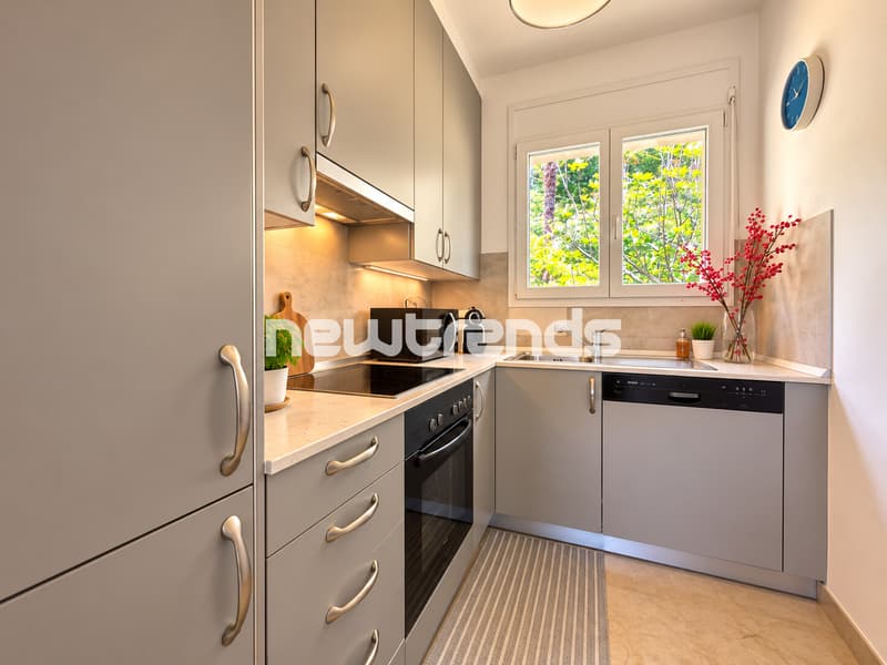 Cucina moderna con vista sul verde