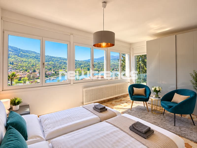 Camera da letto moderna con vista sul lago