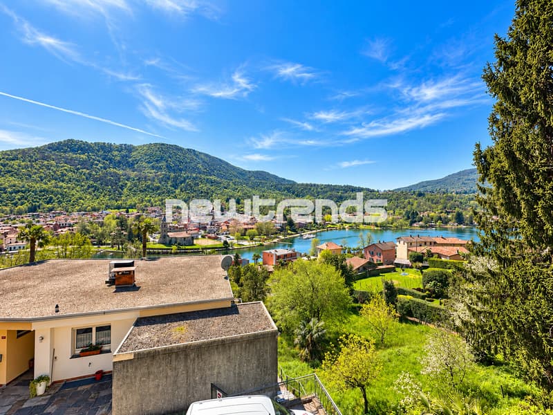 Panorama sul lago e paese tra le colline