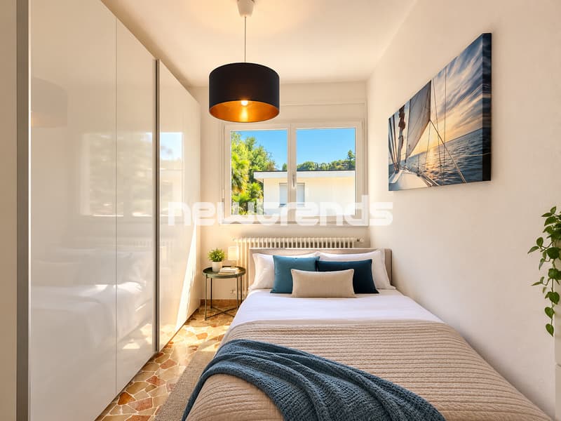 Camera da letto luminosa con dettagli teal