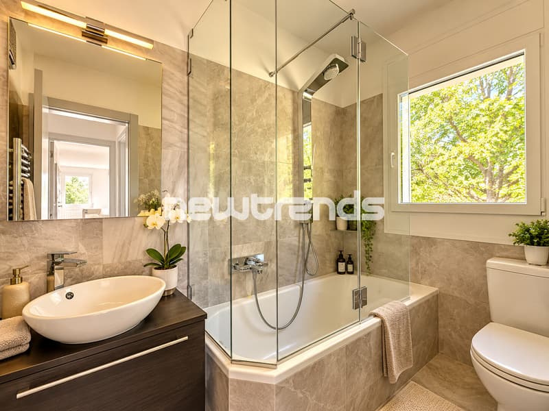 Bagno moderno con vasca e verde naturale