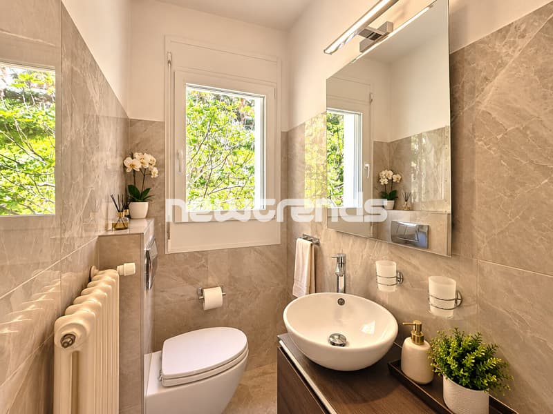 Bagno moderno luminoso con piante