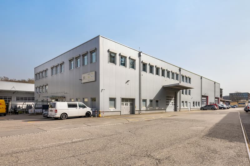Spazi commerciali flessibili con magazzino, uffici e aree di mostra a Ittigen vicino a Berna (1)