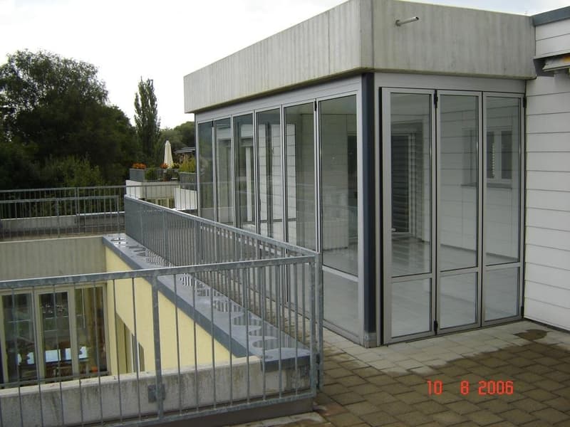 Moderne 5.5 Zimmer Attika-Wohnung mit verglastem Balkon & Terrasse (6)