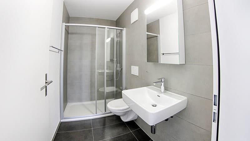 Badezimmer mit Dusche