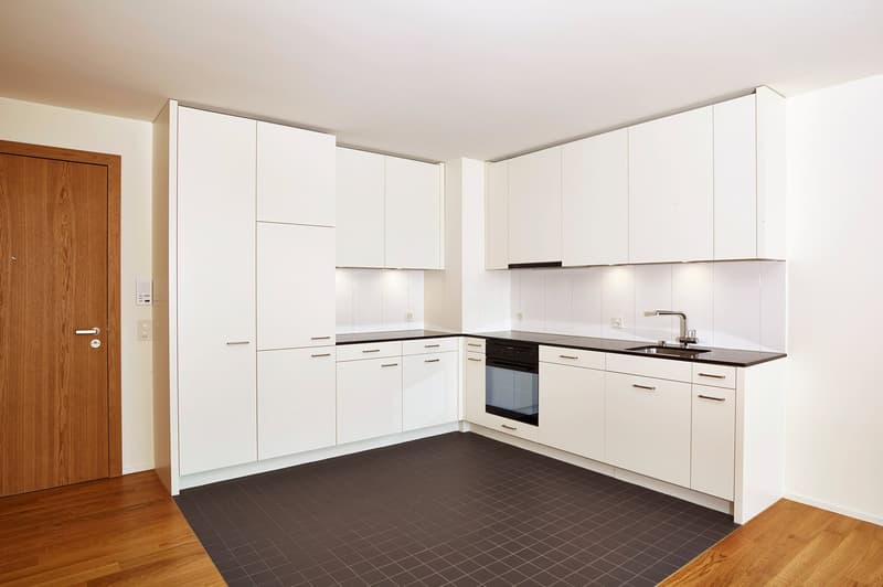 Piano moderno con zona living e cucina aperta (2)