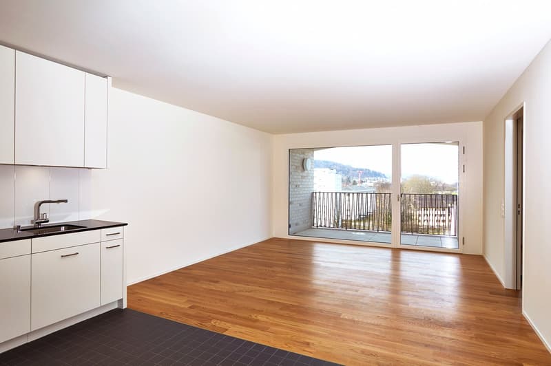 Piano moderno con zona living e cucina aperta (3)
