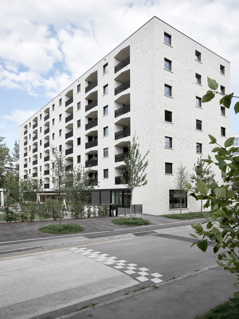 Piano moderno con zona living e cucina aperta (1)