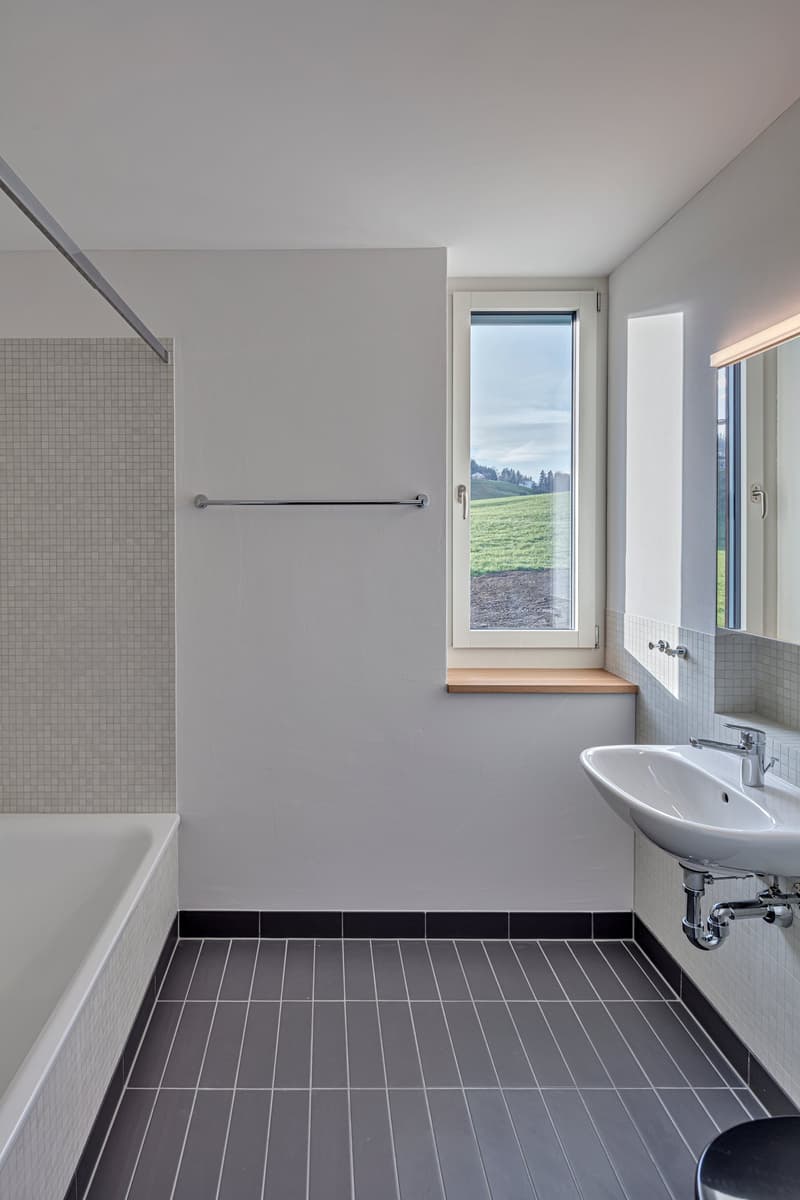 Appartement moderne, situé dans un endroit calme, 3,5 pièces avec espace de sièges en loggia (6)