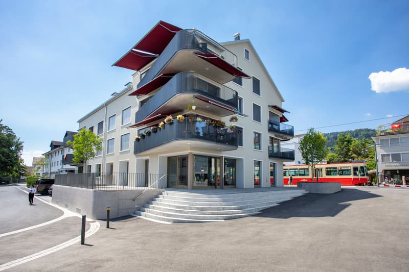Aussenansicht Balkone seitens Platz