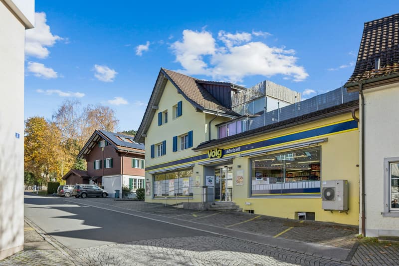 Proprietà residenziale e commerciale con riserva di terreno edificabile in posizione centrale (2)