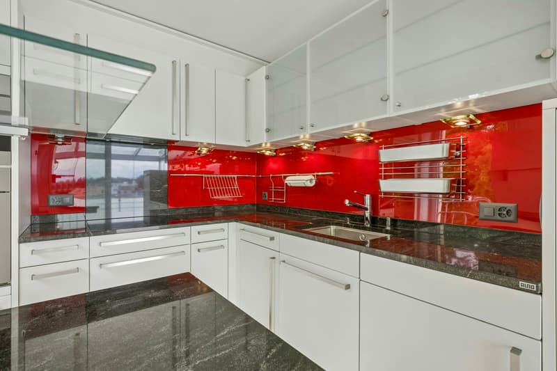 Ampio appartamento di 3½ locali con balcone a vetri e bella vista (7)