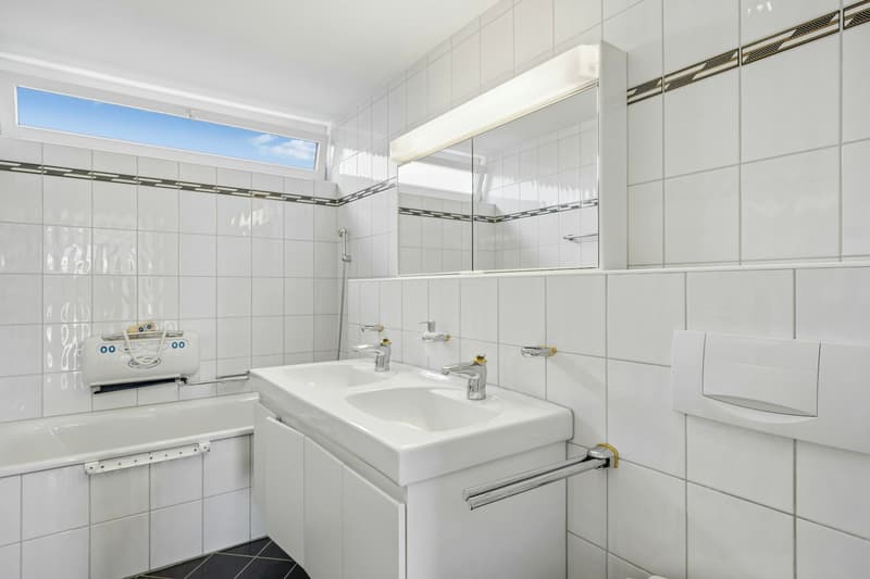 Ampio appartamento di 3½ locali con balcone a vetri e bella vista (10)