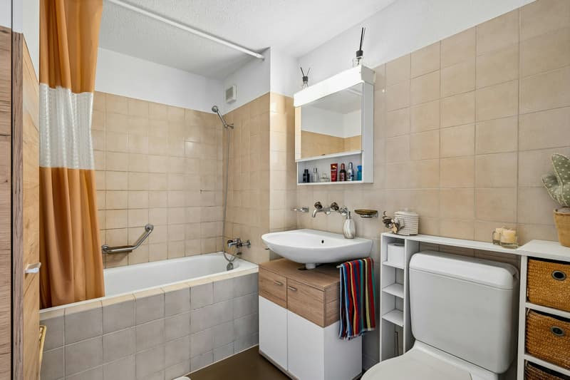 Well-maintained multi-family house with 6 apartments (10)