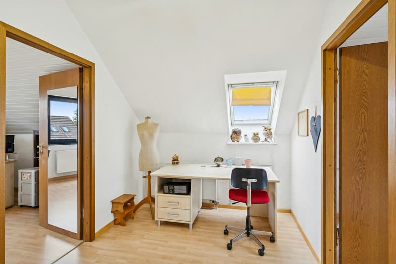 Platz für Computer oder Sitzecke im Korridorbereich zwischen den beiden Dachzimmer