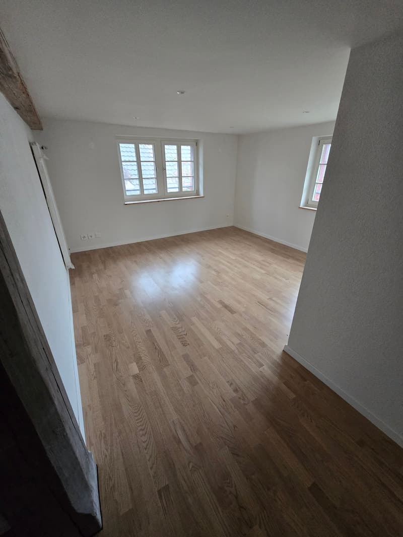 hardwood floors, white walls, 2 windows, power outlets