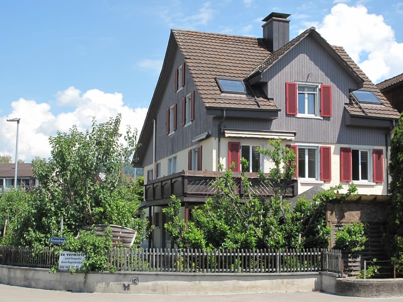 Das stattliche Haus fügt sich gut in die Umgebung ein