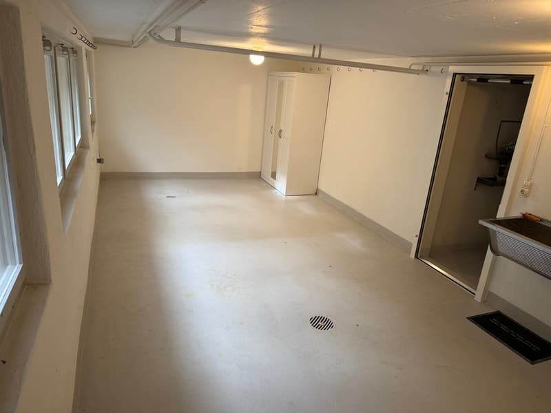 Espace de bricolage spacieux, chauffé, connexion d'eau et d'électricité en centre-ville, place de parking actuellement disponible (3)