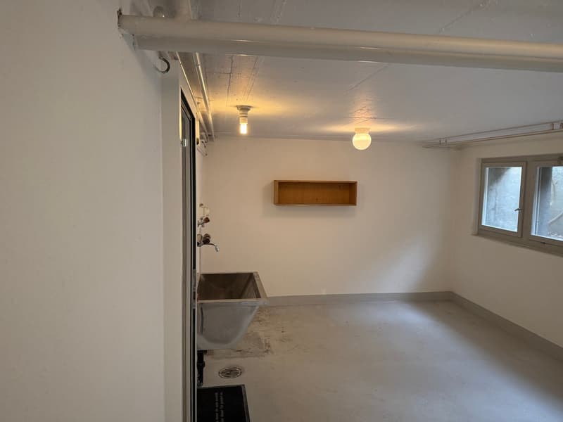 Espace de bricolage spacieux, chauffé, connexion d'eau et d'électricité en centre-ville, place de parking actuellement disponible (1)