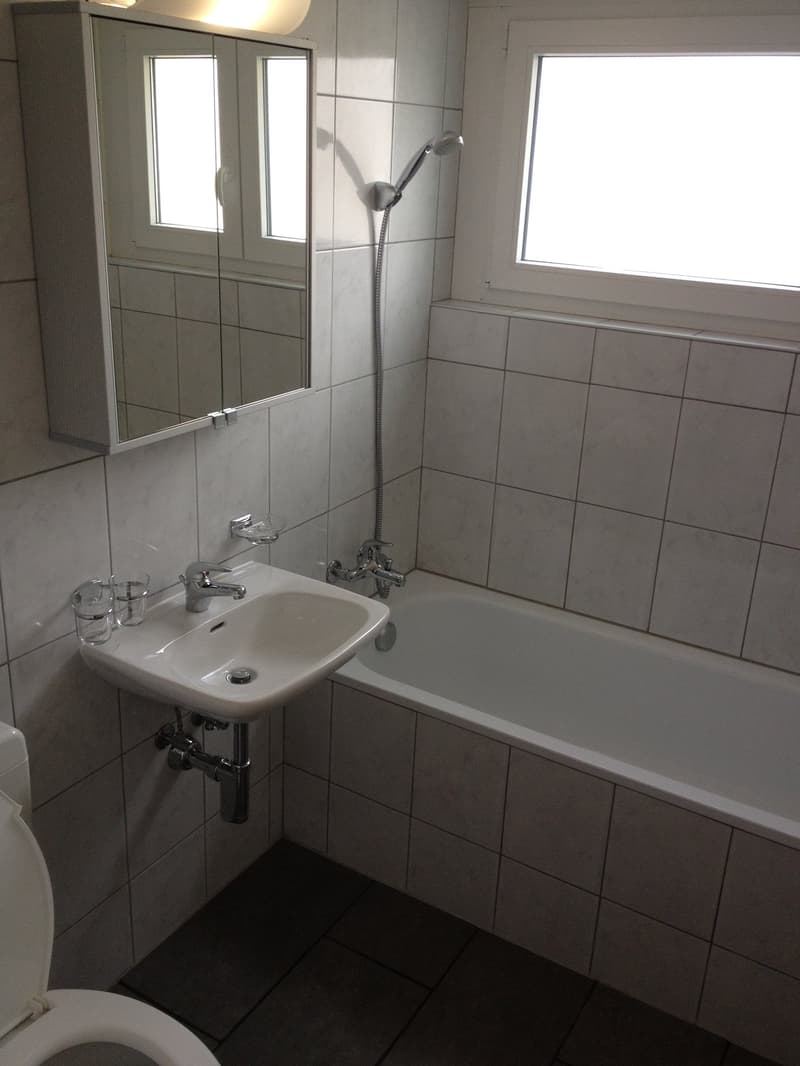 Das schöne, helle Badezimmer