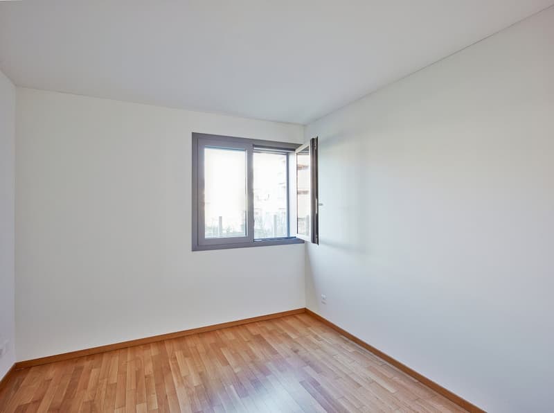 empty room, white walls, wooden floor, window