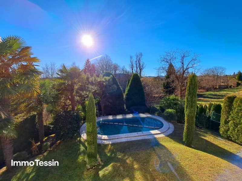 Grosszügige Villa mit idyllischer Lage und großem Pool 22
