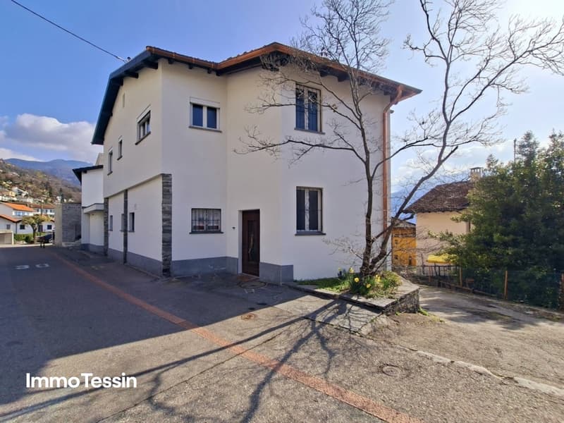 Tessiner Villa mit Seeblick Großem Garten und Innenpool 1001